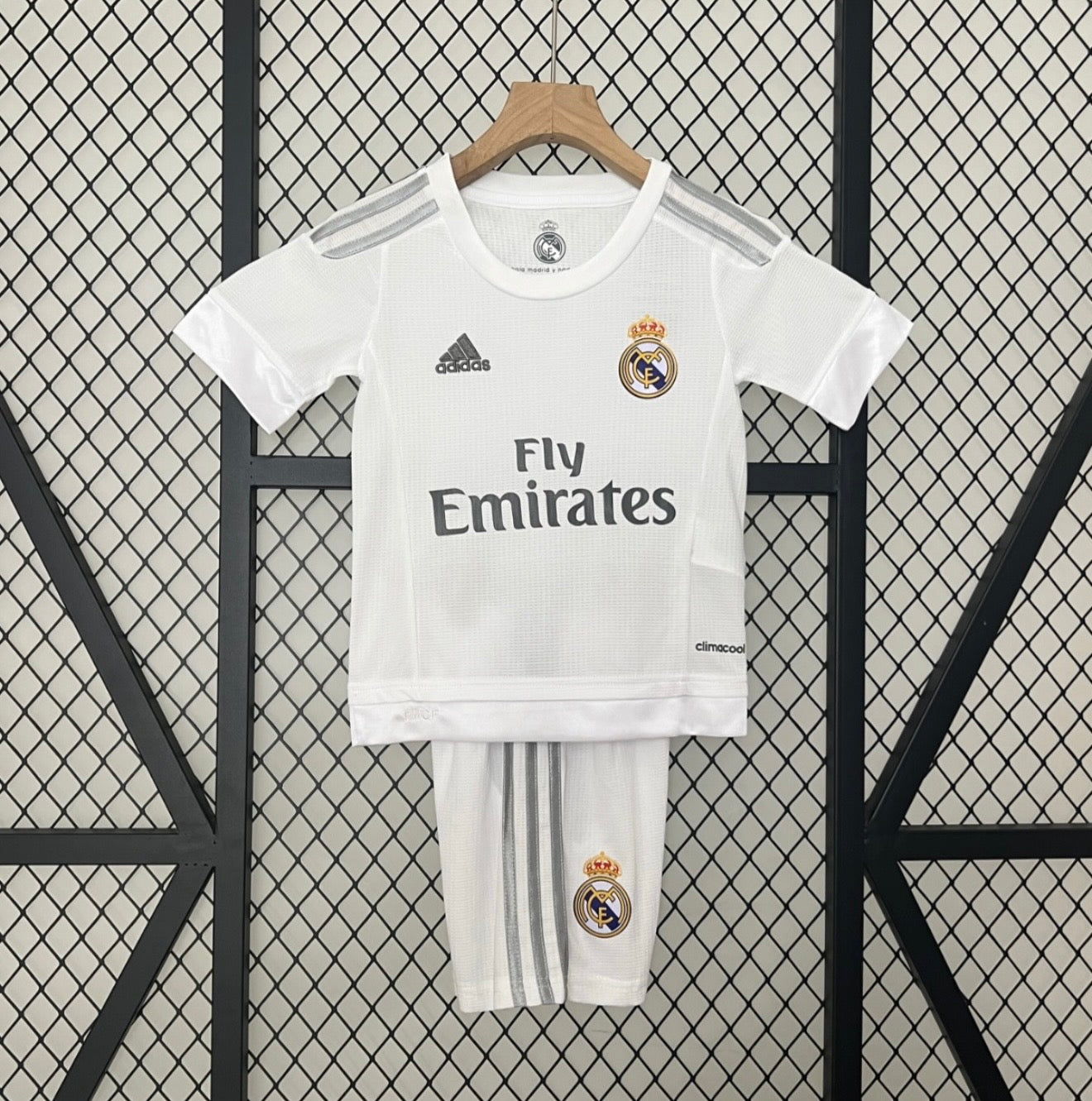 Conjunto de Criança Retro 2016/2017 - Real Madrid 🇪🇸